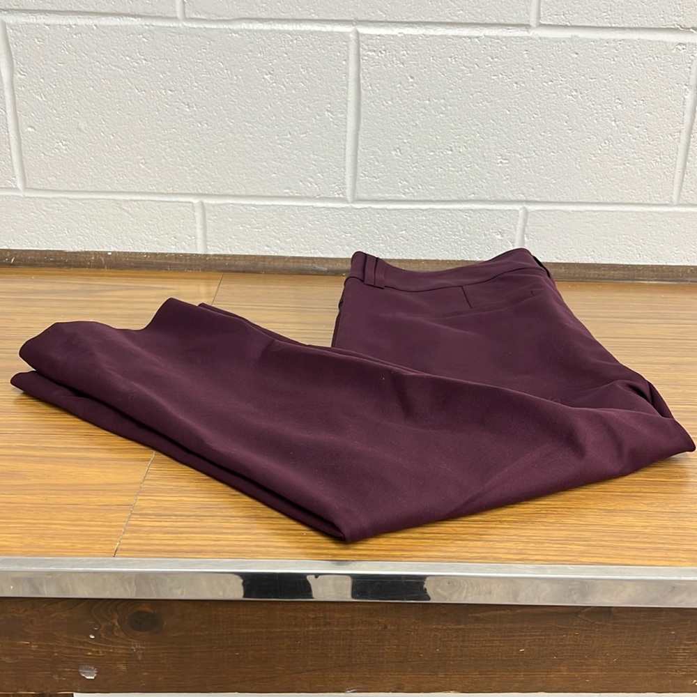 Torrid Studio 18S pant color winter bloom.Good condition